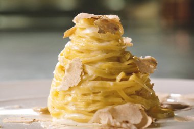 Yumurta makarna yemek, ince beyaz trüf üstüne rendelenmiş ile tipik İtalyan. Kavramı: gurme mutfağı, truffles, makarna çeşitleri, güzel yemekleri.