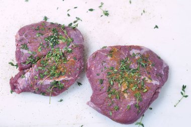 Bir ham ihale bonfile eti beyaz bir arka planda. Kavramı: yemek, Şef, gurme, Italyan Mutfagi