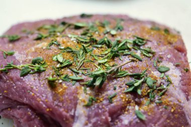 Bir ham ihale bonfile eti beyaz bir arka planda. Kavramı: yemek, Şef, gurme, Italyan Mutfagi