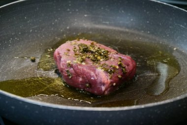 Bir profesyonel mutfakta bir aşçı profesyonel bir tavada et ihale bir bonfile yemek yapıyor. Kavramı: yemek, Şef, gurme, Italyan Mutfagi