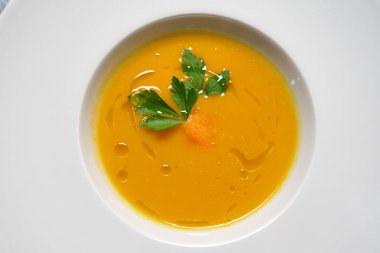 Üstten görünüm bir havuç yemek süslemek için merkezi ile harmanlanmış bir sebze çorbası. Kavramı: gurme yemekleri, sebze, diyet, sağlıklı beslenme.