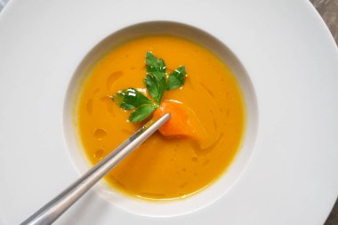 Üstten görünüm bir havuç yemek süslemek için merkezi ile harmanlanmış bir sebze çorbası. Kavramı: gurme yemekleri, sebze, diyet, sağlıklı beslenme.