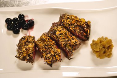 profesyonel pudra enfes tatlılar yapar. Konsept: tatlılar, krema, çikolata, pasta, kek, dondurma, hamur, doldurma, lezzetli havadar, gurme, ürün üretimi.