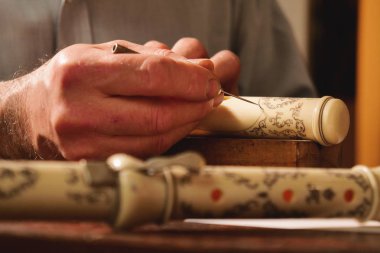 Bir flüt maker tatlı Flüt ve traverslerin, sadece elle ve değerli ahşap veya Fildişi, kendi laboratuvarında ile yapılan oluşturur. Kavramı: müzik, işçilik, gelenek