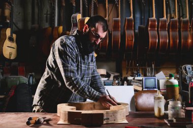Laboratuvarında, bir liutist iyi ahşap çalışma müzisyenler için yüksek kaliteli gitar oluşturur. Kavramı: müzik, gelenek, antik el sanatları.