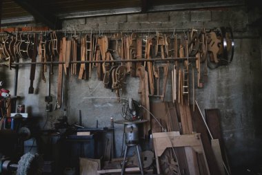 Bir laboratuvar in parçaları monte edilebilir gitar görebilirsiniz bir gitar üreticisi Close-up. Kavramı: müzik, gelenek, antik el sanatları.