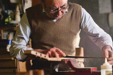 Laboratuvarında, bir liutist iyi ahşap çalışma müzisyenler için yüksek kaliteli gitar oluşturur. Kavramı: müzik, gelenek, antik el sanatları.