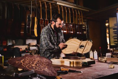 Laboratuvarında, bir liutist iyi ahşap çalışma müzisyenler için yüksek kaliteli gitar oluşturur. Kavramı: müzik, gelenek, antik el sanatları.