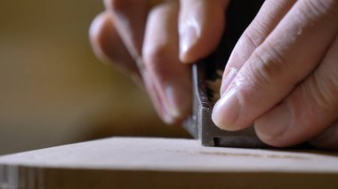 Profesyonel keman asıl kendi elleri ile bir keman yapar, kullanan bir temiz ağaç Ladin, çam, Gözlük, uçaklar, dizeleri tunes. Konsept: manevi enstrüman, eller, sanat, müzik, melodi, ses çıkardı