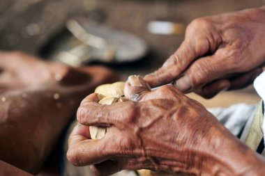 Yakın çekim yaşlı bir Taylandlı adam el el yapımı ahşap oyma eski geleneğe göre üretir. Kavramı: dokuma ve dikiş, geleneği dünya kültürü,.