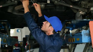 Portre sistemi iken ve makine onay gülümsüyor geçici bir bekçi bir mekanik sonuçtan memnun. Kavramı: yardım, garanti, makineleri, sigorta ve profesyonellik ve bakım