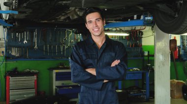 Bir garajda, kontrol ve petrol ve motor araba gülümsüyor, ekose desenli, arabayı başarıyla onarıldı çünkü sonra bir tamirci. Kavramı: güvenlik, güvenlik, sigorta ve profesyonellik