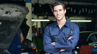 Bir garajda, kontrol ve petrol ve motor araba gülümsüyor, ekose desenli, arabayı başarıyla onarıldı çünkü sonra bir tamirci. Kavramı: güvenlik, güvenlik, sigorta ve profesyonellik