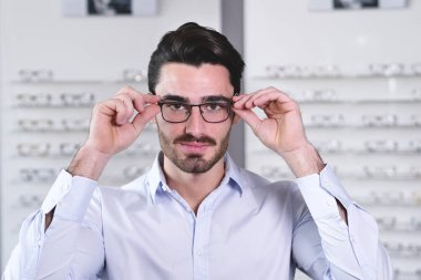 yakışıklı beyaz adam gözlük optik Center'da ayarlama