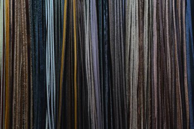 Bir tekstil Dükkanı, kumaşlar çeşitli renk ve kumaş, dantel, saten, keten gibi çeşitli malzemeler vardır. Kavramı: dikiş, renk, kumaş, giyim ve moda.