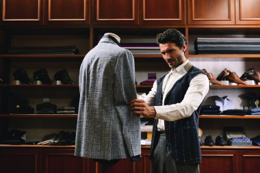 Mezura kullanarak iş kıyafeti yaparken bir terzi Portarit. Konsept: moda, terzilik, dükkanı