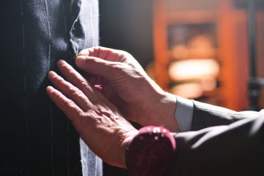 Mezura kullanarak iş kıyafeti yaparken bir terzi Portarit. Konsept: moda, terzilik, dükkanı