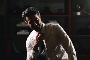 Gömlek ve kravat bir terzilik içinde olan yakışıklı bir adam. Konsept: moda, stil, modu.