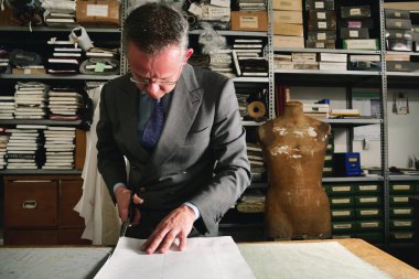 Terziler geleneğe göre bir bez kesme bir terzi. Terzi kullanır mükemmel iğne ve geleneksel kavramı, dikmek için iplik dikiş