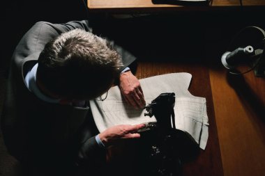 Terziler geleneğe göre bir bez kesme bir terzi. Terzi kullanır mükemmel iğne ve geleneksel kavramı, dikmek için iplik dikiş