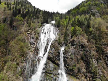 şelale akar ve dağ cascades düşen Azmak'lar