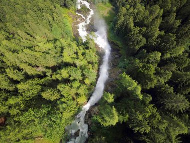 Bir göl ve güneşli bir gün ağaçlarda güzel manzara. Konsept: Doğa, görünümü, tatil, seyahat