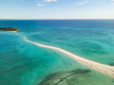 muhteşem manzara, berrak deniz suyu, deniz kum bar ile Karayip Adası