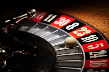 Makro çekim top yeşil veya kırmızı ya da siyah numara için gittiği bir Casino rulet. Bahis ve bahis para kişi kazanılan rozetleri kaybetmiş olabilirim. Kavramı: kader, kumar, şans, kader.