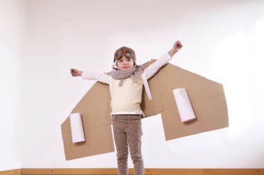 havacı pilot el yapımı karton kutu düzlemde oynak küçük çocuk kılığında 