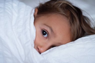 Güzel bir kız kadar uyumayan ve sessiz rüyalar battaniye ile kaplı beyaz yatağında. Çünkü o rahat ve iyi uyur kız gülümsüyor. Kavramı: sakin ol, seviyorum uyku.