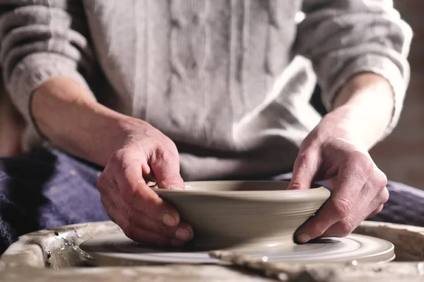 Expert Potter Han Skapar Med Lera Och Händerna Vacker Vas — Stockfoto