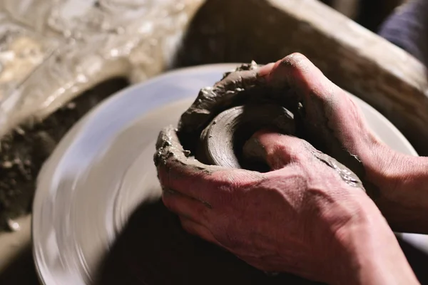 Expert Potter Han Skapar Med Lera Och Händerna Vacker Vas — Stockfoto