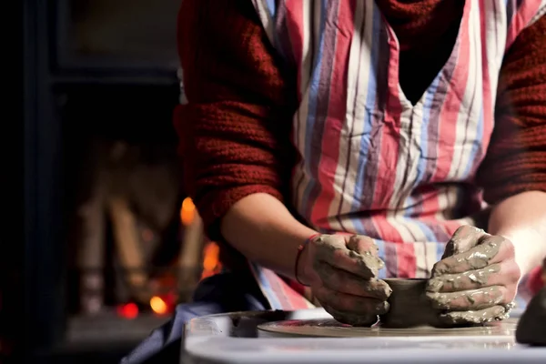 Expert Potter Han Skapar Med Lera Och Händerna Vacker Vas — Stockfoto