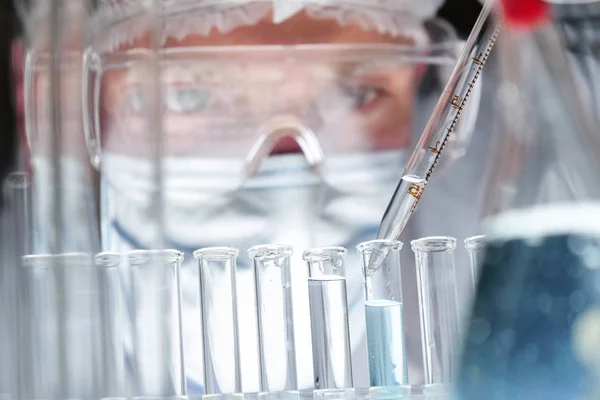 Egy Futurisztikus Orvos Sebész Vizsgálja Meg Technológiai Digitális Holografikus Lemez — Stock Fotó