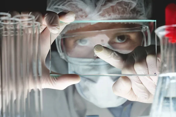 未来の医師 外科医 検査技術デジタル ホログラム プレート 医療マスク キャップ 黒い瞳 コンセプト 未来の医学 — ストック写真