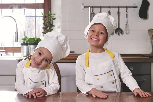 Ritratto Due Sorelle Cucina Vestite Chef Professionisti Che Sorridono Guardando — Foto Stock