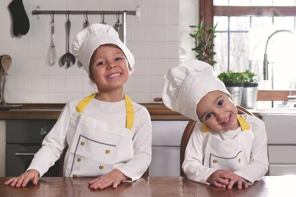 Retrato Dos Hermanas Cocina Vestidas Chefs Profesionales Que Sonríen Mirando —  Fotos de Stock