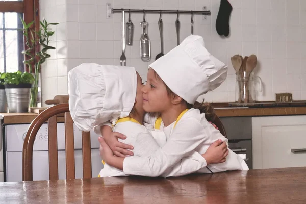 Mutfakta Iki Kız Kardeş Portre Profesyonel Şefler Bir Kucak Öpücük — Stok fotoğraf