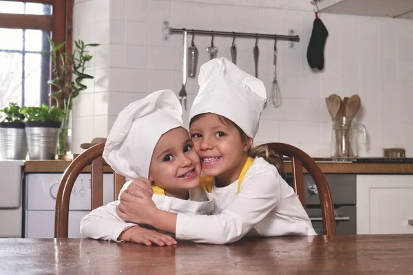 Portrait Deux Sœurs Dans Cuisine Habillées Chefs Professionnels Donnent Câlin — Photo