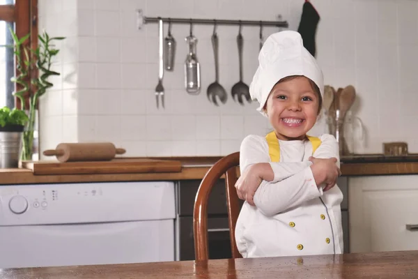 Retrato Una Niña Cocina Vestida Como Una Cocinera Profesional Jugando —  Fotos de Stock