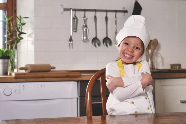 Retrato Una Niña Cocina Vestida Como Una Cocinera Profesional Jugando —  Fotos de Stock