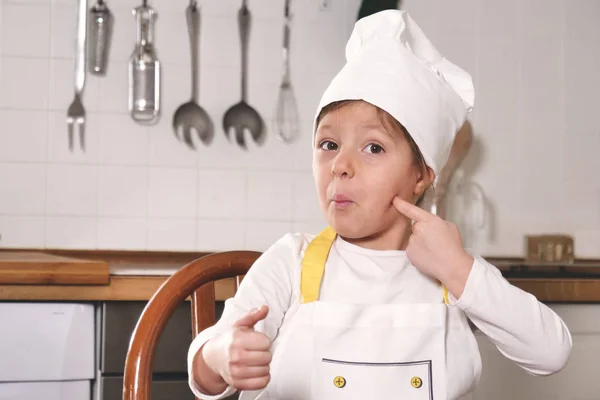 Portrait Une Petite Fille Dans Cuisine Habillée Cuisinière Professionnelle Jouant — Photo