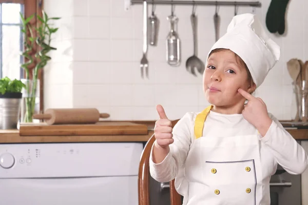 Retrato Una Niña Cocina Vestida Como Una Cocinera Profesional Jugando —  Fotos de Stock