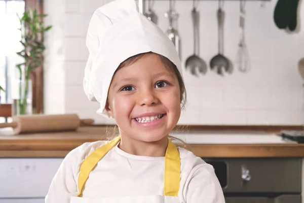 Retrato Una Niña Cocina Vestida Como Una Cocinera Profesional Jugando —  Fotos de Stock