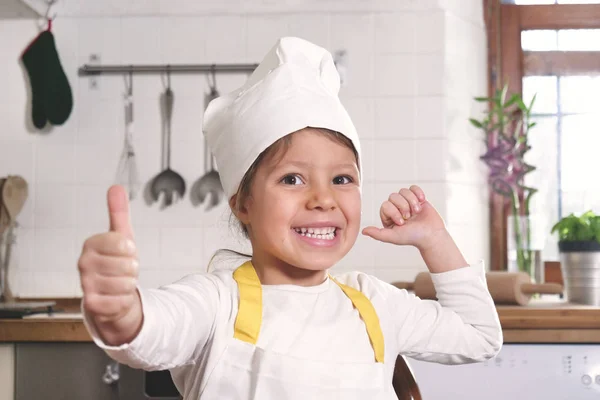 Porträtt Liten Flicka Köket Klädd Som Professionell Kock Att Göra — Stockfoto