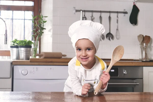 Portrait Une Petite Fille Dans Cuisine Habillée Cuisinière Professionnelle Souriant — Photo