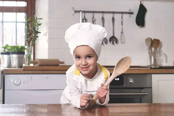 Retrato Una Niña Cocina Vestida Como Una Cocinera Profesional Sonriendo —  Fotos de Stock