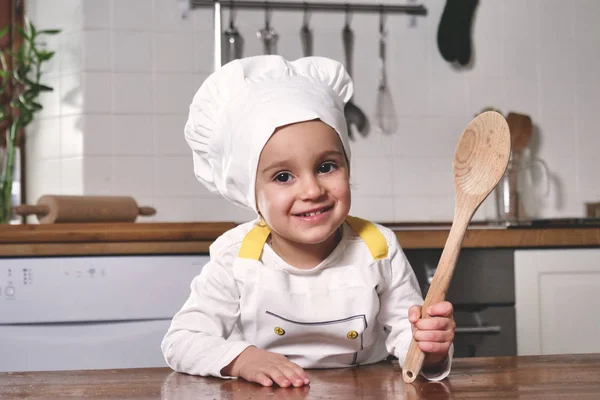 Retrato Una Niña Cocina Vestida Como Una Cocinera Profesional Sonriendo —  Fotos de Stock