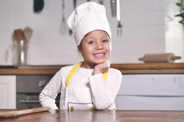 Retrato Una Niña Cocina Vestida Como Una Cocinera Profesional Sonriendo —  Fotos de Stock