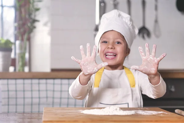 Portrait Une Petite Fille Dans Cuisine Habillée Cuisinière Professionnelle Jouant — Photo